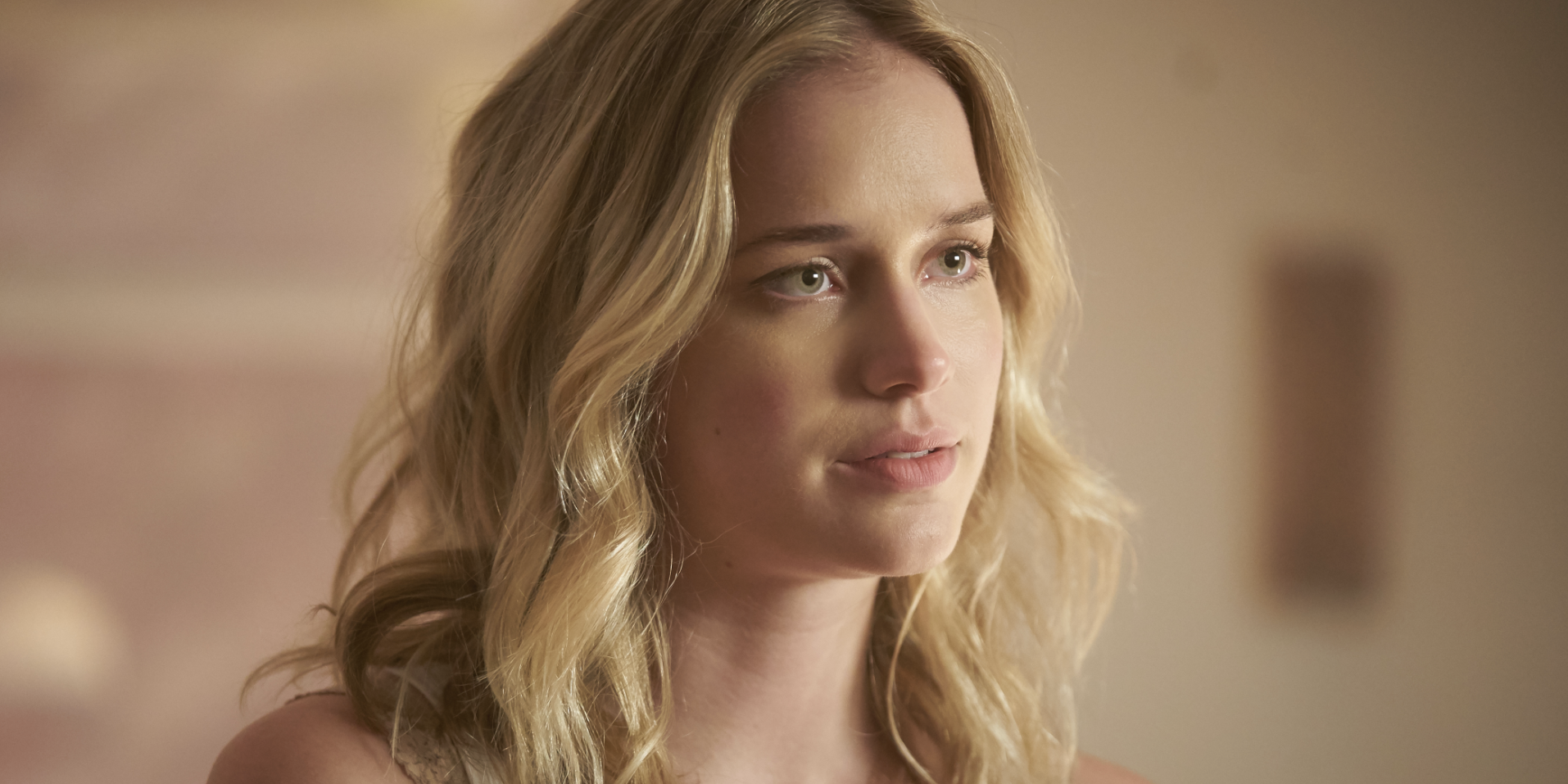 4 Hottest Elizabeth Lail Scenes in 'You' .